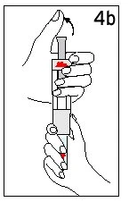 Disegno tecnico di due mani che impugnano una siringa con liquido rosso, con il pollice superiore che spinge lo stantuffo verso il basso
