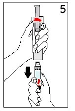 Disegno tecnico che mostra due mani che impugnano una penna iniettore per somministrare un farmaco con una freccia nera rivolta verso il basso