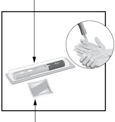 Disegno tecnico di una penna iniettiva in un contenitore con un inserto circolare che mostra una mano guantata che impugna la penna