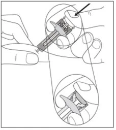 Technical drawing showing two hands gripping a syringe with an enlarged detail of the tip and upper part of the device