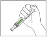 Una mano stringe con forza un dispositivo medico cilindrico con una sezione verde centrale e un indicatore di dose