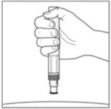Una mano impugna verticalmente una penna iniettiva medica pronta per l'uso