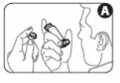 Disegno schematico che mostra due mani che tengono un dispositivo medico vicino al viso di una persona per l'inalazione