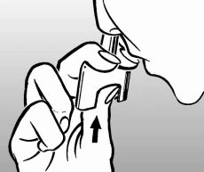 Una mano tiene un dispositivo medico vicino alla pelle con una freccia nera rivolta verso l'