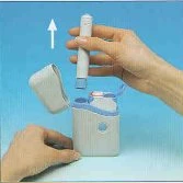 Una mano solleva un dispositivo medico cilindrico bianco da una base coordinata su sfondo azzurro con una freccia bianca rivolta verso l'alto