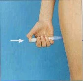 Una mano impugna una penna iniettiva bianca e blu su uno sfondo blu con una freccia bianca che indica la punta dello strumento