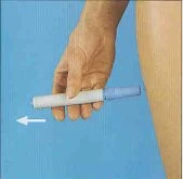 Una mano tiene un dispositivo medico cilindrico bianco e azzurro su uno sfondo blu con una freccia bianca che indica la direzione di movimento