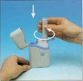 Una mano tiene un dispositivo medico bianco e azzurro mentre l'altro