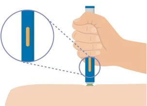 Una mano impugna una penna iniettiva appoggiandola sulla pelle della coscia con un ingrandimento che mostra la finestra di controllo del farmaco
