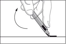 Una mano impugna una penna iniettiva inclinata verso una superficie piana con una freccia curva che indica un movimento rotatorio verso il basso.