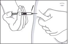 Una mano impugna una siringa per iniettare il liquido mentre l'