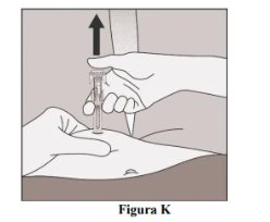 Una mano tiene una penna iniettrice verticalmente mentre l'altra la manovra