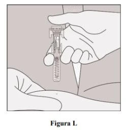 Una mano tiene verticalmente un dispositivo medico trasparente sopra la pelle di un braccio o di una gamba per la somministrazione del farmaco
