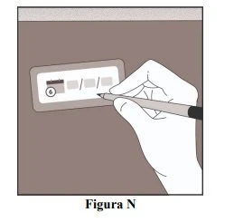 Una mano tiene una penna per scrivere informazioni o date su un modulo rettangolare con caselle vuote e un cerchio numerato con il numero 6