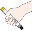 Una mano tiene saldamente una penna iniettiva bianca con tappo giallo e base nera inclinata verso il basso