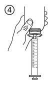 Disegno in bianco e nero di una mano che impugna la base di un dispositivo medico collegato a una siringa graduata con il numero 4 in un cerchio