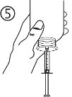 Una mano impugna un flacone di vetro mentre una siringa con ago viene inserita attraverso il tappo di gomma per prelevare il farmaco