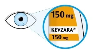 Изображение глаза, в крупном плане рассматривающего упаковку препарата Kevzara 150 мг с чёрными надписями на жёлтом фоне