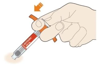 Una mano impugna un dispositivo medico Kevzara da 200 mg con una freccia arancione che indica di premere il dispositivo verso il basso