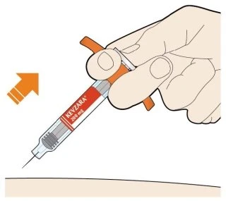 Una mano impugna una siringa con etichetta rossa Kevzara 200 mg pronta per l'iniezione