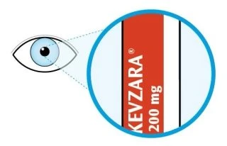 Illustrazione di un occhio che osserva un ingrandimento circolare della confezione del farmaco Kevzara da 200 mg su sfondo bianco e rosso