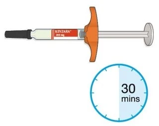Autoiniettore di Kevzara da 260 mg con impugnatura arancione e un orologio circolare che indica un intervallo di 30 minuti