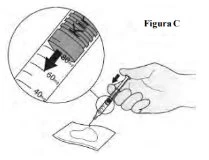 Una mano impugna una siringa per iniettare un liquido su una superficie, con un ingrandimento che mostra la scala graduata tra 40 e 80 ml
