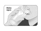 Una mano tiene un bicchiere d