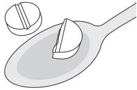 Disegno stilizzato di una compressa intera con linea di frattura accanto a una compressa divisa a metà posta su un cucchiaio