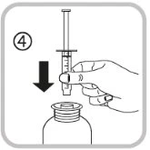Una mano impugna una siringa e la spinge verso il basso con una freccia nera che indica il movimento verso il flacone di medicinale con il numero 4