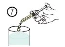 Una mano tiene una siringa inclinata per far cadere gocce di liquido in un contenitore trasparente con il numero 7 in un cerchio in alto a sinistra