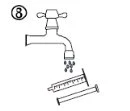 Disegno schematico di un rubinetto aperto con acqua che cade su una siringa e un flacone posizionati su una superficie orizzontale