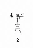 Diagramma tecnico che mostra una siringa con ago posizionata sopra un flaconcino di vetro con una freccia nera rivolta verso il basso