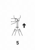 Diagramma tecnico che mostra una mano che impugna una siringa con una freccia nera rivolta verso l'alto sopra il numero 5
