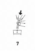 Disegno schematico in bianco e nero che mostra una freccia nera rivolta verso il basso che indica l'inserimento di un oggetto in un contenitore con il numero 7