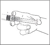 Una mano tiene saldamente una siringa con il pollice e l'indice posizionati vicino al corpo del dispositivo per controllarne l'uso