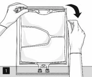 Due mani tengono e aprono un sacchetto di plastica trasparente con una freccia nera curva che indica il movimento di apertura verso il basso
