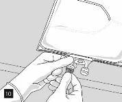 Due mani manovrano con attenzione piccoli tappi di plastica su un contenitore medico piatto e rettangolare durante una procedura