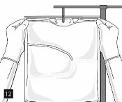 Disegno in bianco e nero che mostra due mani che tengono una maglietta bianca tesa davanti a un supporto verticale con un elemento