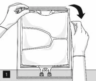 Due mani con guanti aprono un sacchetto di plastica trasparente con una freccia nera curva che indica il movimento verso il basso
