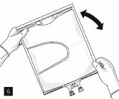 Due mani tengono e aprono un involucro di plastica rettangolare con una freccia curva nera che indica il movimento di apertura verso l'alto