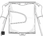 Due mani con guanti tengono aperto un contenitore rettangolare con coperchio superiore e inferiore per l'accesso al contenuto