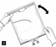 Due mani tengono una busta di plastica rettangolare e la inclinano avanti e indietro seguendo la direzione di una freccia curva nera