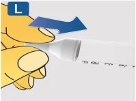 Una mano gialla ruota la parte superiore di un dispositivo medico bianco verso destra indicato da una freccia blu su sfondo grigio chiaro