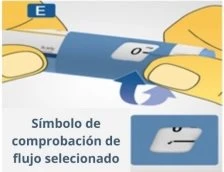 Due mani tengono una penna iniettiva blu e bianca con un display che mostra il numero zero e una freccia blu che indica la rotazione