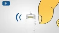 Illustrazione medica di una mano che si avvicina a un flacone trasparente con tappo argentato su sfondo bianco con lettera F blu in alto a sinistra
