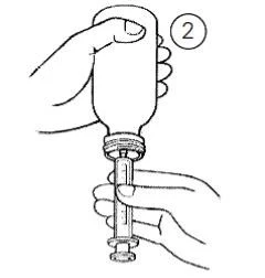 Una mano tiene la parte superiore di un flacone mentre l'altra mano avvita un ago