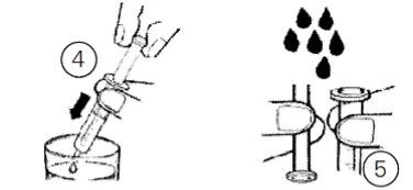 Disegno tecnico che mostra due passaggi: una mano che preme un contenitore per far uscire una goccia e gocce che cadono su un dispositivo medico