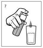 Una mano tiene un flacone inclinato per versare il contenuto in un bicchiere pieno di liquido accanto al numero 7