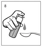 Una mano tiene un flacone inclinato per far cadere una goccia di liquido in un cucchiaio posizionato sotto di esso con il numero 8 in alto